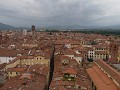 Uitzicht op Lucca vanaf de Torre Guinigi