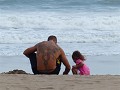 Man met tattoe en dochtertje aan het spelen in het