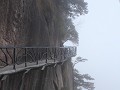 Sanqingshan NP plankenpad in de mist