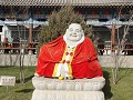 Goedlachse boeddha op het plein