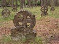 oude Zweedse kruisjes op het kerkhof van eiland Vo