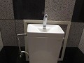 Typisch Japanse wc, handen wassen met het water da
