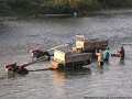 grind voor de bouw uitgraven in de Nam Song rivier