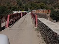 smalle brug naar het dorp Batopilas