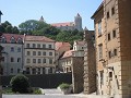 het kasteel van Bratislava hoog op de heuveltop, s