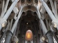 binnenkant met altaar van Sagrada Familia - Gaudi