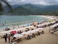 het drukke maar mooie strand van Puerto Colombia