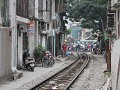 trein rijdt tussen de huizen door in de stad