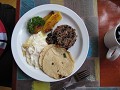 Costaricaans ontbijt : GALLO PINTO : zwarte bonen,