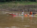 Sommige boten kleuren de Mekong.