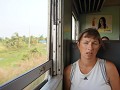 Het is afzien op de harde banken in de trein.