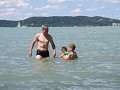  en drie jongens in het Balatonmeer