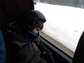 Na een vermoeiende dag slaapt Gijs in de skibus.