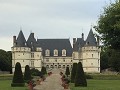 Kasteel. De tuinman is zijn slang vergeten.