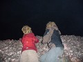 plat op onze buik naar lava in de krater aan het k