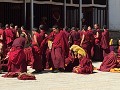 monniken tijdens hun debatten