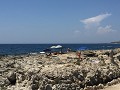 Ionische kust zonnen op de rotsen