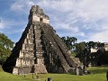 Piramide met tempel in Tikal