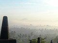 Borobudur Temple met vulkaan Merapi op de achtergr