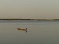 Piroque bij zonsondergang op de Niger.