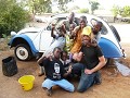 Carwash Debbie in Segou. Kinderen die geld vragen 