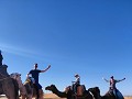 In de Sahara, tussen twee kamelen...