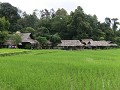 een zicht op het dorp van de Padaung