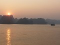 Halong Bay bij zonsondergang