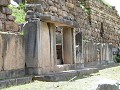de hoofdingang van tempel...zuilen met symbolische