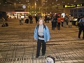 ria loopt op het tapijt van de luchthaven van sing