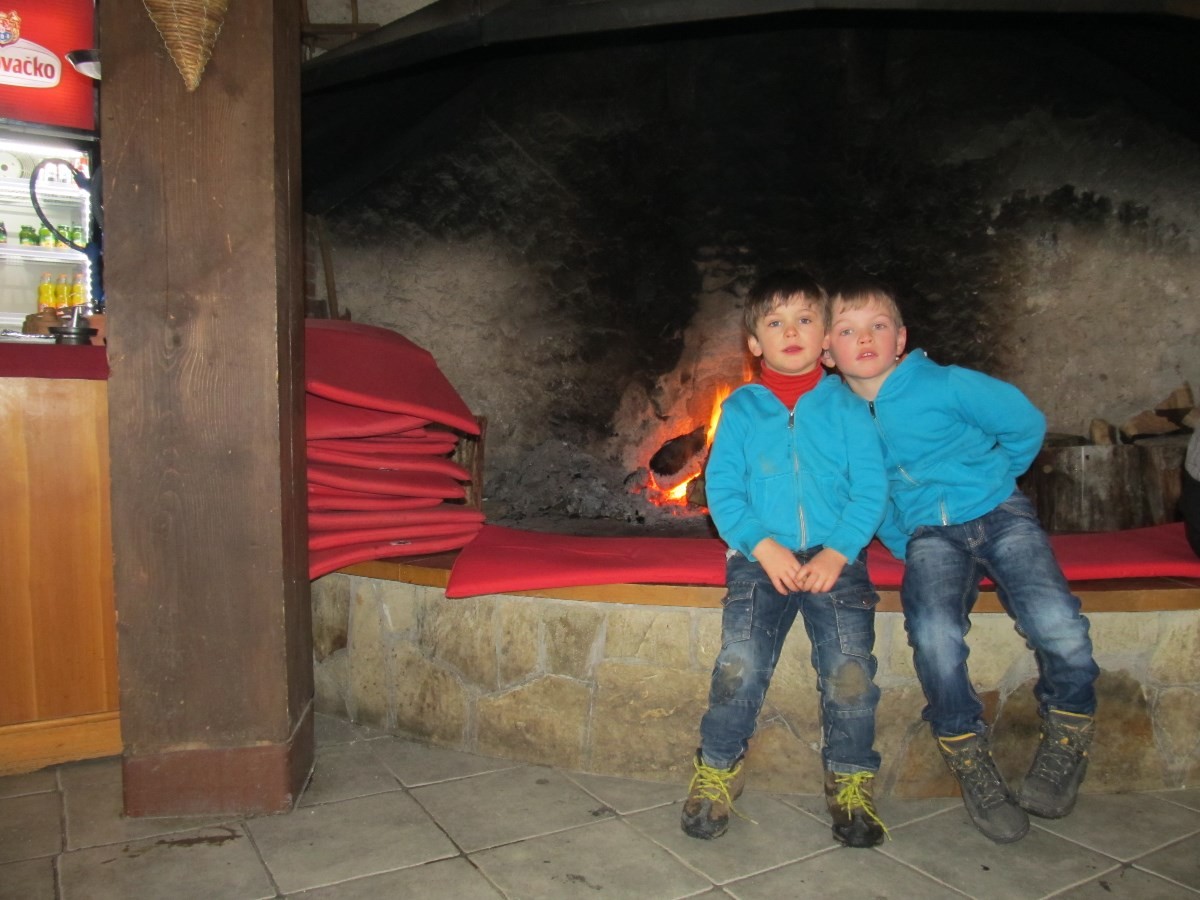 Ties en Gijs voor de grootste open haard die we oo