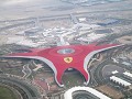 We vliegen over Ferrari World Abu Dhabi op Yas Isl