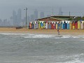 De beroemde gekleurde stradhuisjes aan het strand 