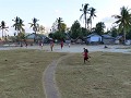 Spelende kinderen op het dorpsplein.