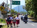 Schoolmeisjes op de splitsing in Wanagiri