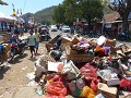 Afval op de markt van Labuan Badjo.