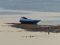 Een boot met kinderen gestrand op zee.