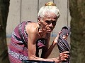 Mevrouw van 104 jaar doet nog steeds haar was.