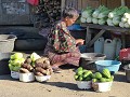 Mensen verkopen hun zelf gekweekte groenten langs 