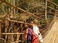 Charles en Cleo op de bamboebrug