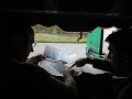 Freek overlegt met de chauffeur de route. Hij ging