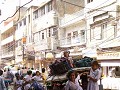 De schoolbusfiets in Delhi... Let ook op de elektr
