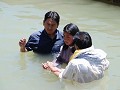 Locals worden gedoopt in de warmwaterbaden.