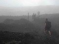 Wandelen in de mist tijdens de Tongariro-crossing