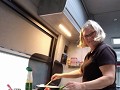 Zwaar werk .... omeletje bakken ...