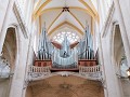 de inkomdeur met het orgel erboven