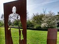 aan de ingang van de herdenkingstuin voor de repor