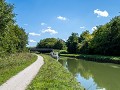fietsen langs een kanaaltje met een toeristisch bo