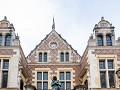 Jeanne d'Arc aan de voordeur van het hotel
