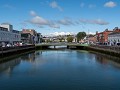 zicht op Cork vanop brug over de River Lee